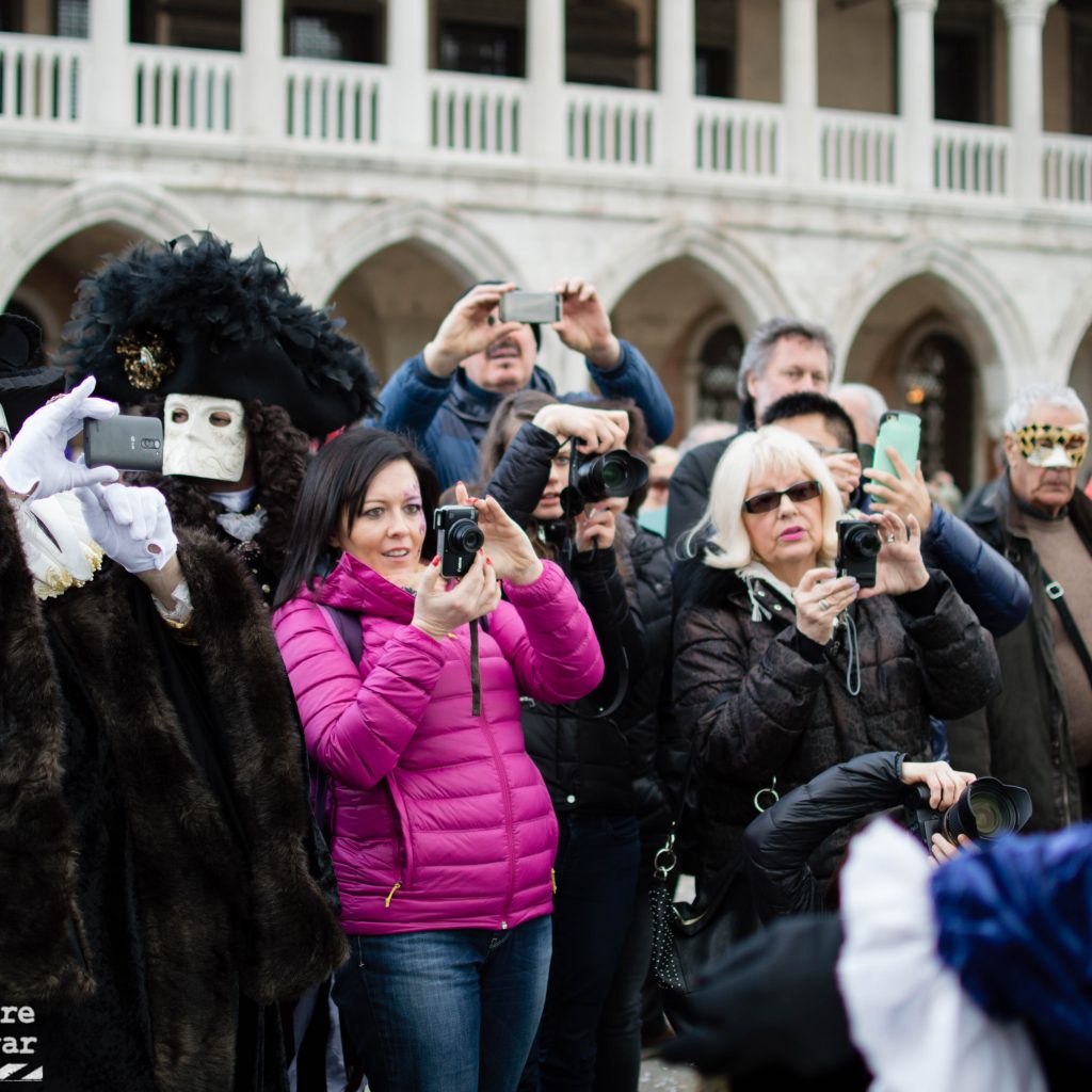 Gente en el carnaval de venecia